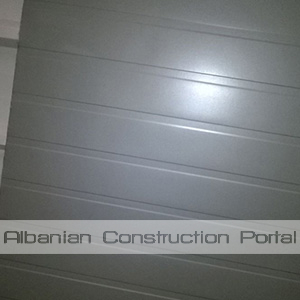 Panele murale sanduic per veshje kapanonesh Panele murale sanduic per veshje kapanonesh